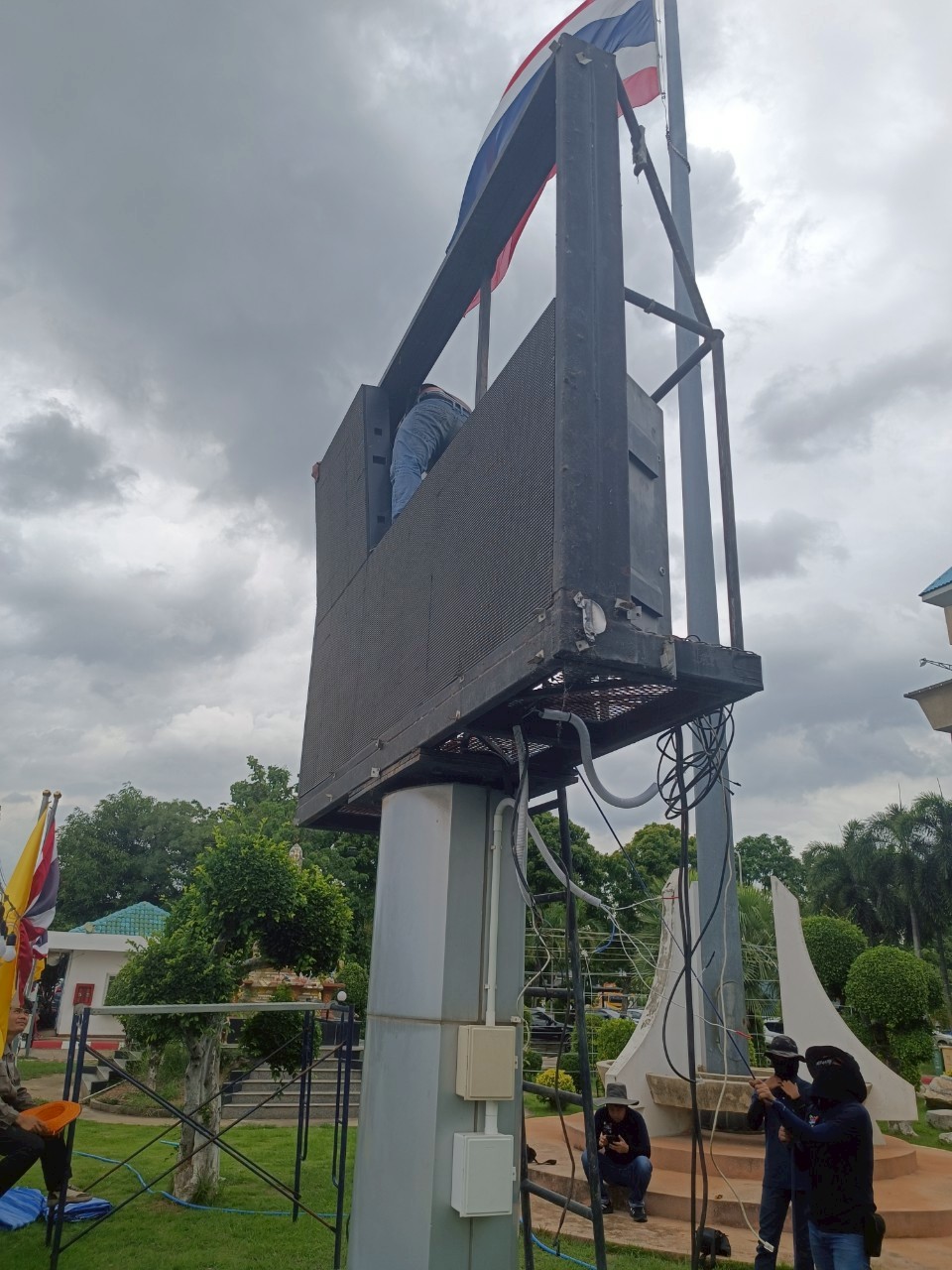 ทำการถอดป้ายประชาสัมพันธ์ 